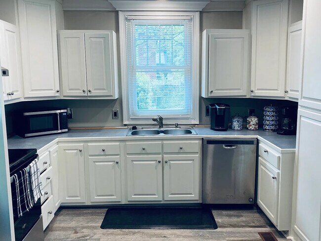 Foto del edificio - Room in Single Family Home on W 3rd Ave