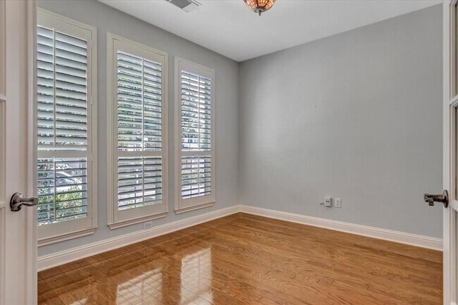 Foto del edificio - 629 12 Oaks Ln