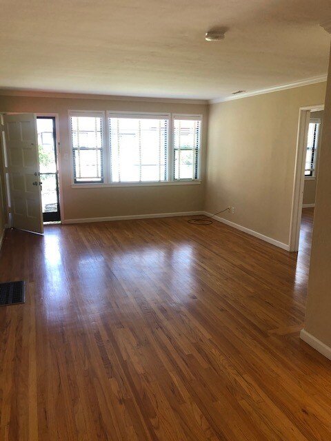 LR - 1047 Noel Dr