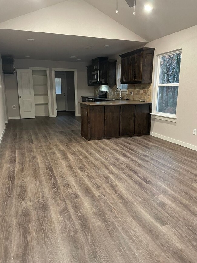 Building Photo - Three Bedroom/Two Bath home--ASK ABOUT MOVE IN SPECIAL