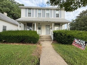 Building Photo - 2 bedroom and 1 bathroom duplex