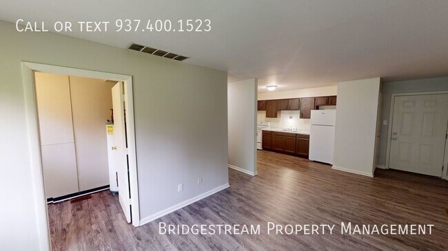 Building Photo - Updated ground level 2 bedroom, 1 bath uni...