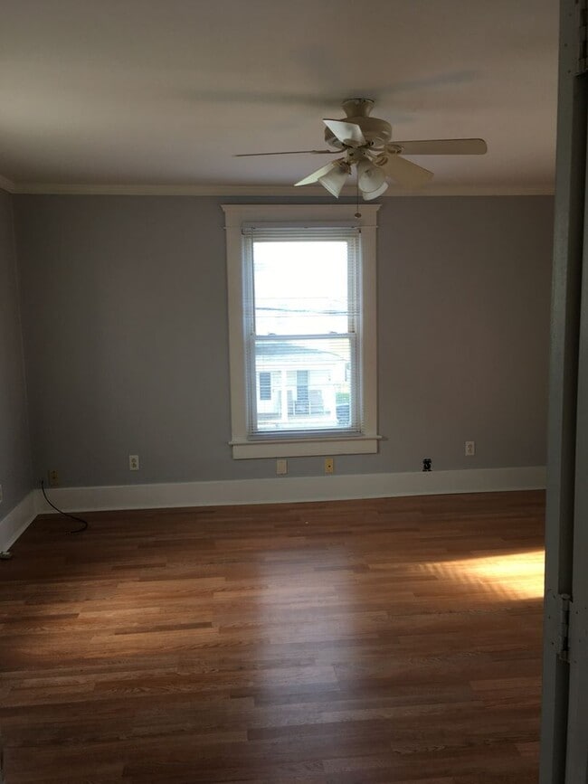 Building Photo - Spacious 3 Bedroom and 1.5 Bath