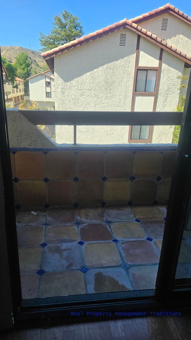 Building Photo - BACK ON MARKET!!! 2 + 2 Canyon Country Condo