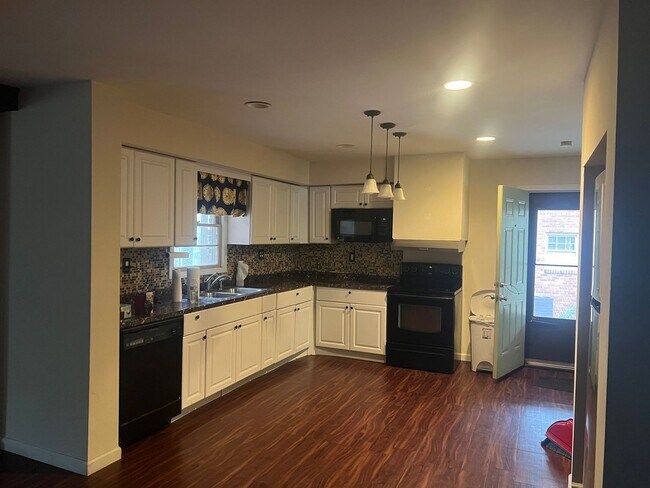 Foto del edificio - 3 bed/2 bath