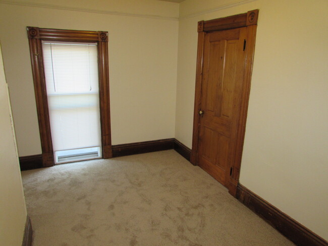 Building Photo - 828 E Johnson St