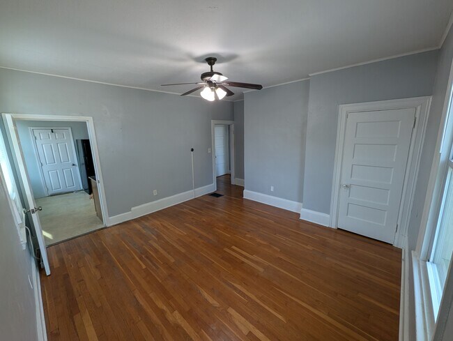 Sala de estar de 14' x 13' - 3404 Baltimore Ave