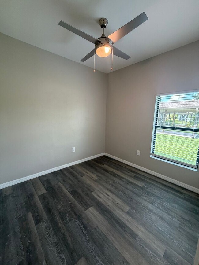 Foto del edificio - 26315 Explorer Rd