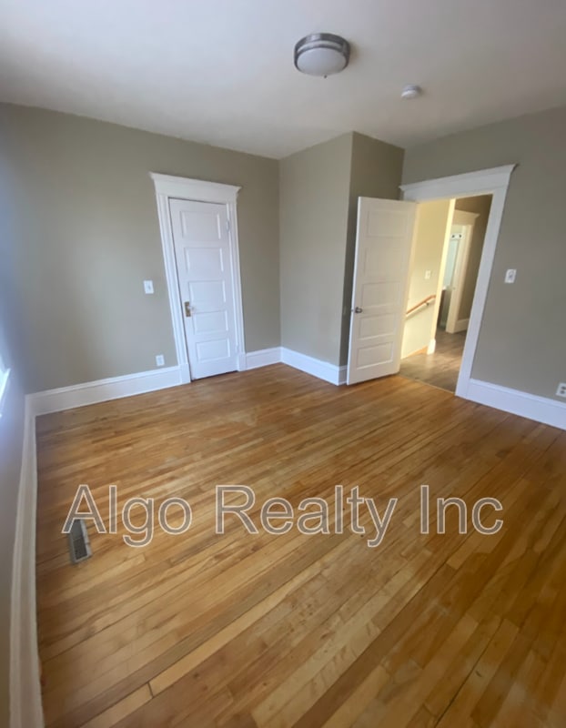 Building Photo - 1422 N Girard Ave