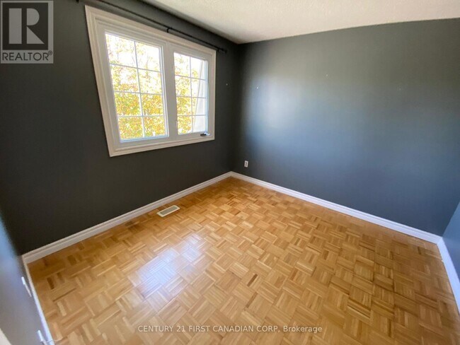 Photo du bâtiment - 1401-1401 Wonderland Rd N