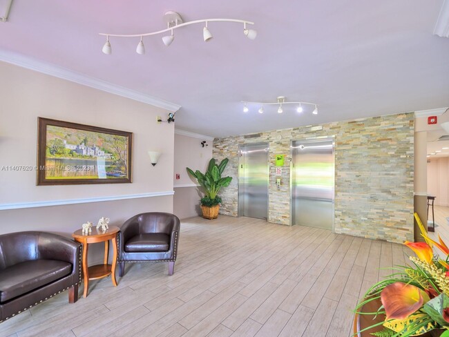Building Photo - 3250 N Palm Aire Dr