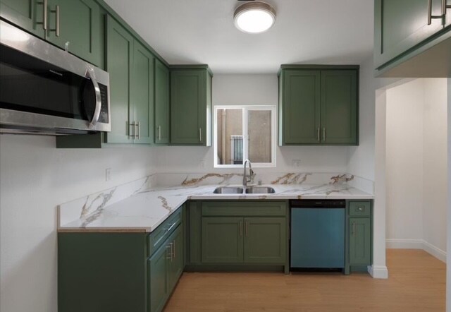 Building Photo - 552 W 99th St