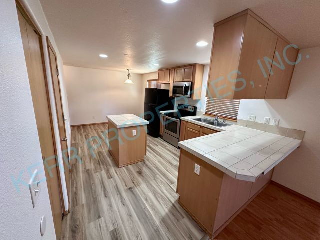 Foto del edificio - Spacious 3-Bed Oasis with 1.5 Baths in Portland – Your Next Home Awaits!