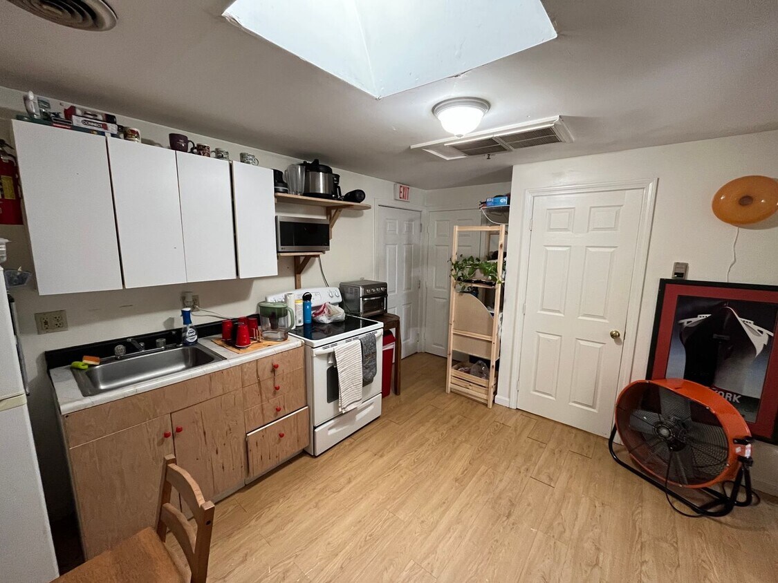 Foto principal - Welcome UNH Students! Prime 2-Bedroom Apar...