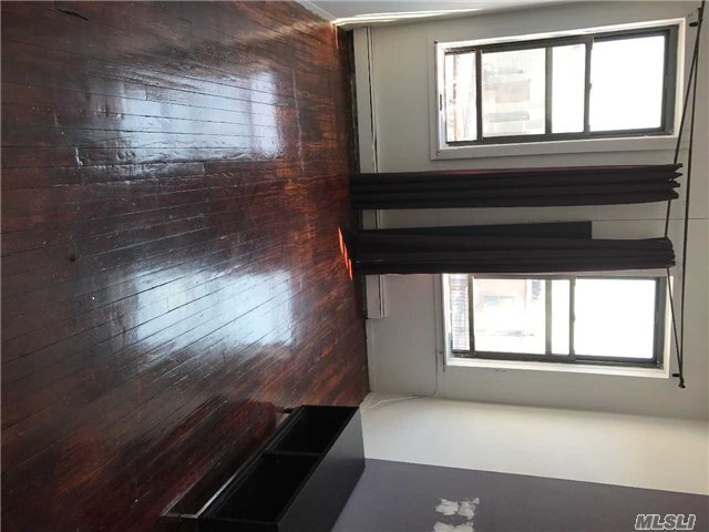 Foto del edificio - 56-32 Myrtle Ave