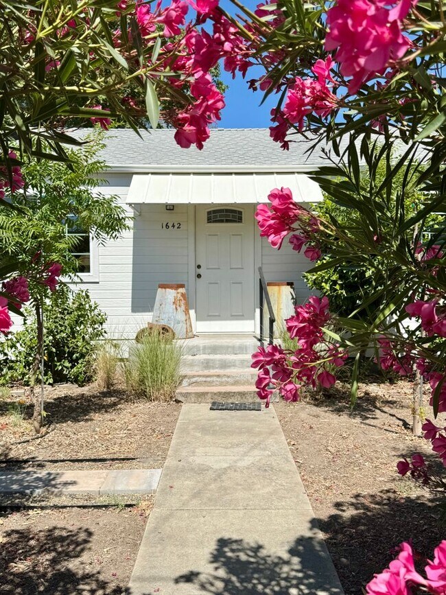 Foto del edificio - Available For 4+ Months!* Rare Find Furnished Saint Helena Gem, “Upper Tainter” 2 Bedrooms, 2 Bat...