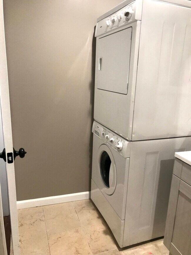 stacked washer/dryer - 19723 Hiawatha St