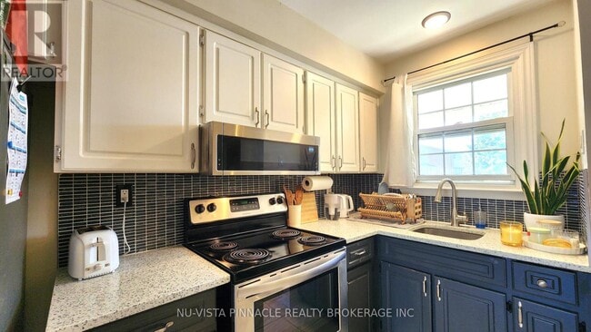 Building Photo - 143 Wellesley Crescent