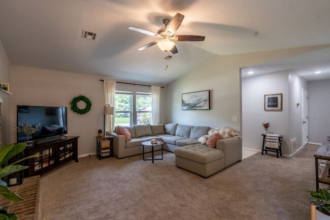 Building Photo - Gorgeous Bixby Home!