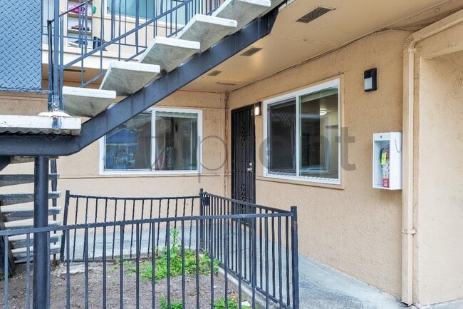 Building Photo - Unit B
