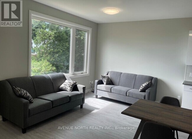Photo du bâtiment - 876 Baseline Rd
