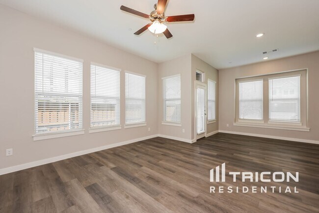 Foto del edificio - 3016 Whitetail Ln