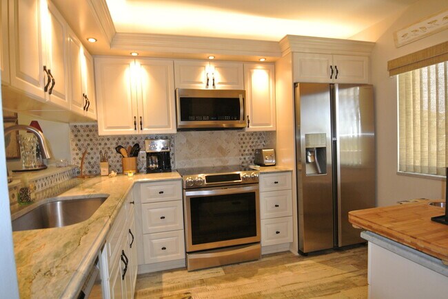 Building Photo - 1001 Seafarer Cir