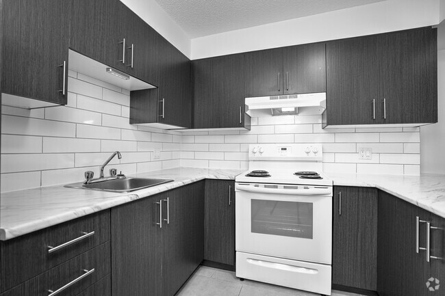 Building Photo - 5450 Chem. Queen Mary