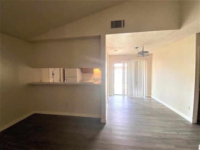 Building Photo - 116 S Mockingbird Ln