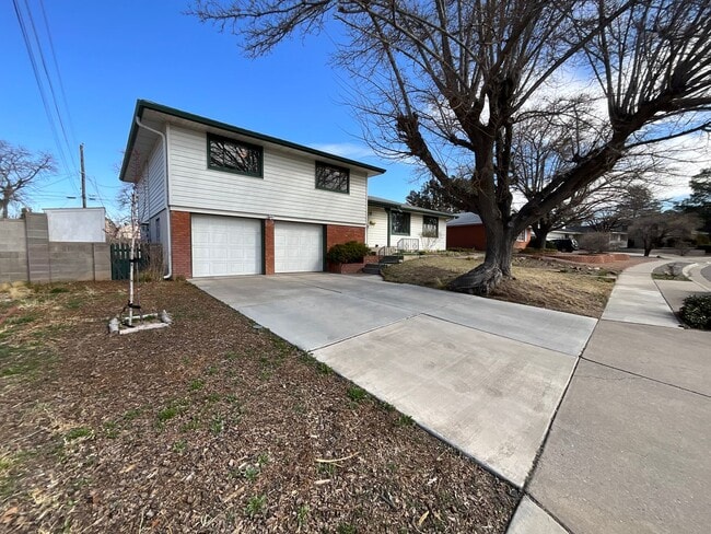 Foto del edificio - 4 Bedroom Home Available Near Louisiana Bl...