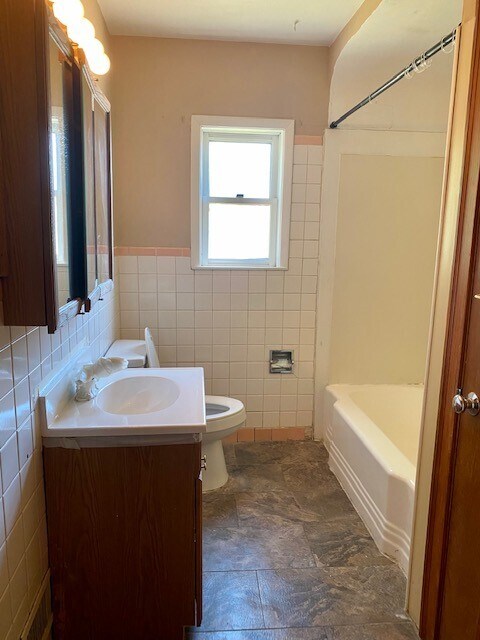 Bath - 2423 Lincoln Ave
