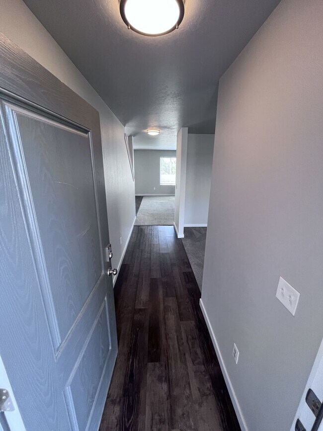 Building Photo - Central Located 4 bed 2.5 bath home