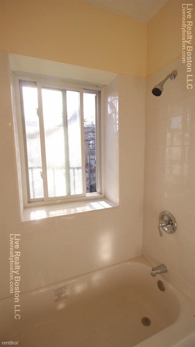 Building Photo - 213 Kelton St