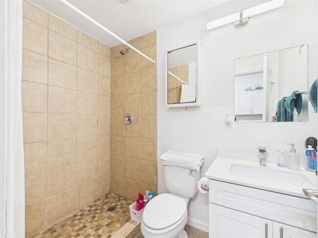 Building Photo - 911 W 22nd St