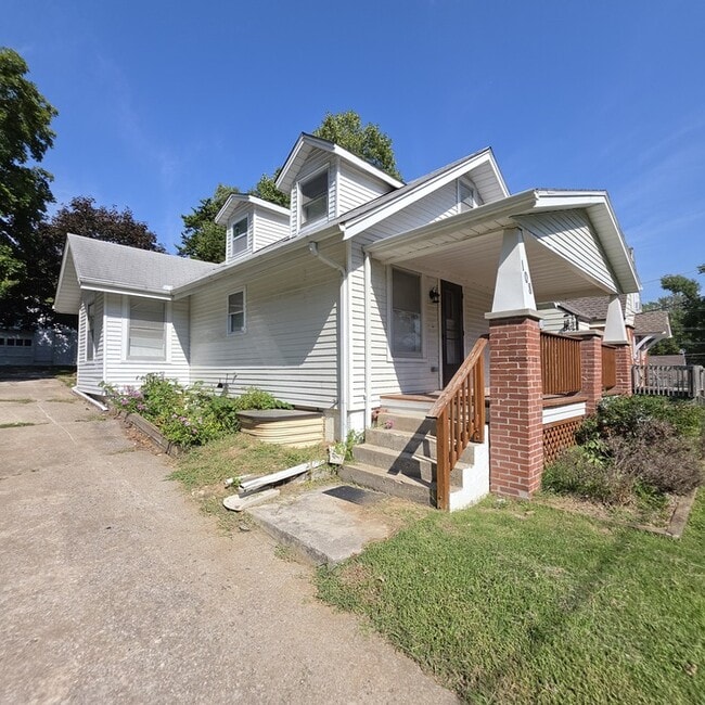 Building Photo - Beautiful 3 bedrooms and 2 full baths home located on Hedges Ave in Sugar Creek, MO