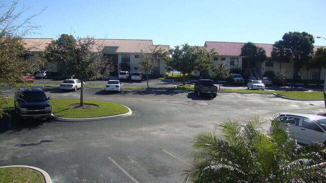 Foto del edificio - 1515 Lake Crystal Dr