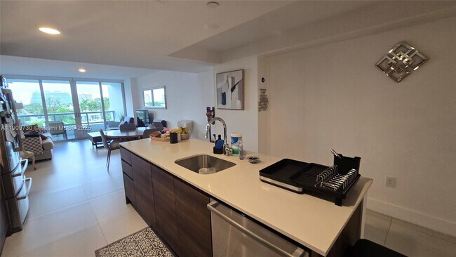 Foto del edificio - 9261 E Bay Harbor Dr