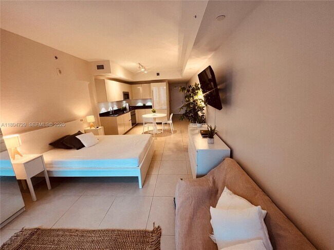 Building Photo - 1010 Brickell Ave