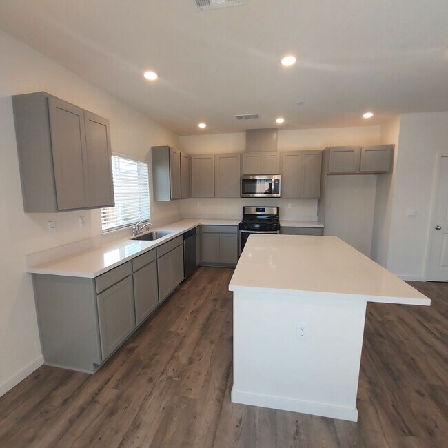 Foto del edificio - Newer 4 Bedroom, 2.5 bath home in West Roseville/DR Horton Built!