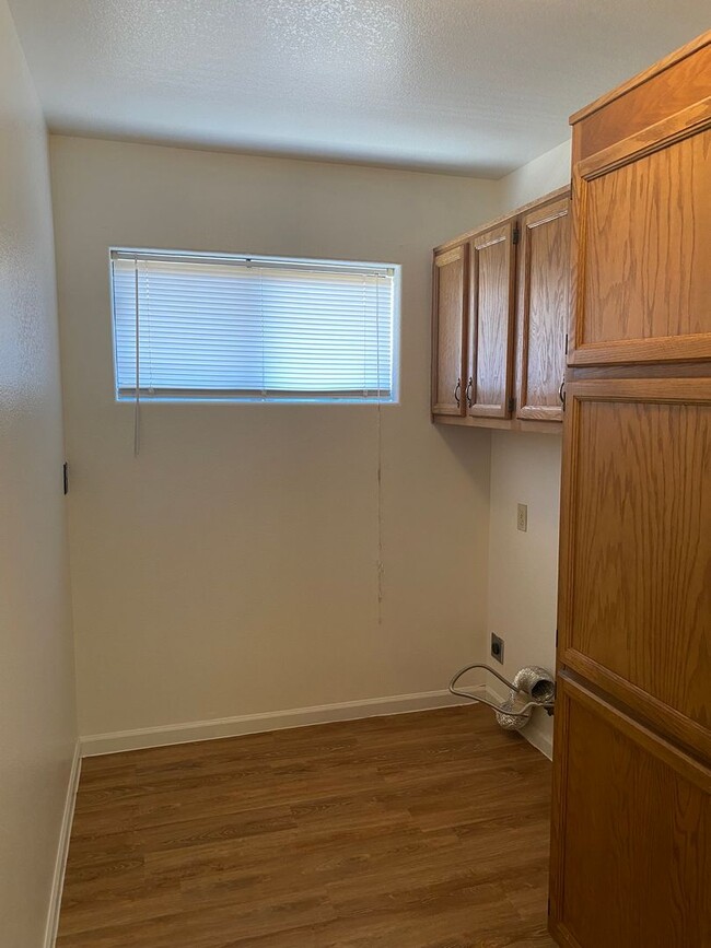 Building Photo - 3 Bedroom 2 Bathroom Home