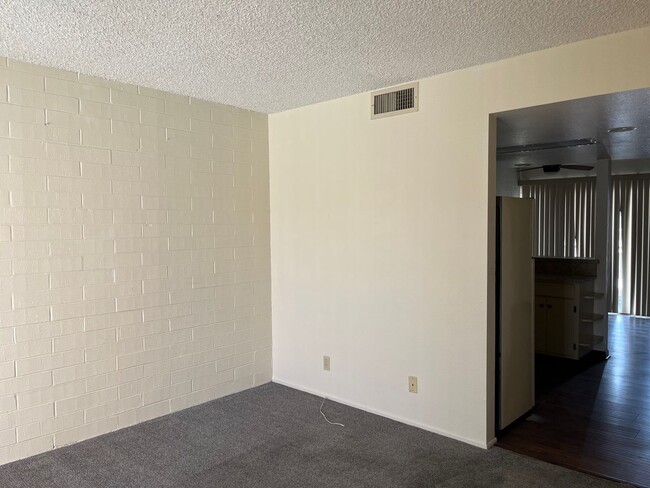 Building Photo - 2 Bedroom - 1Bath Condo