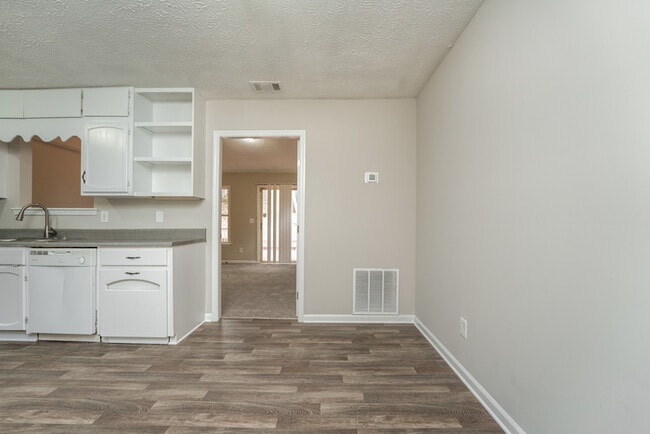 Building Photo - 5713 Wells Cir