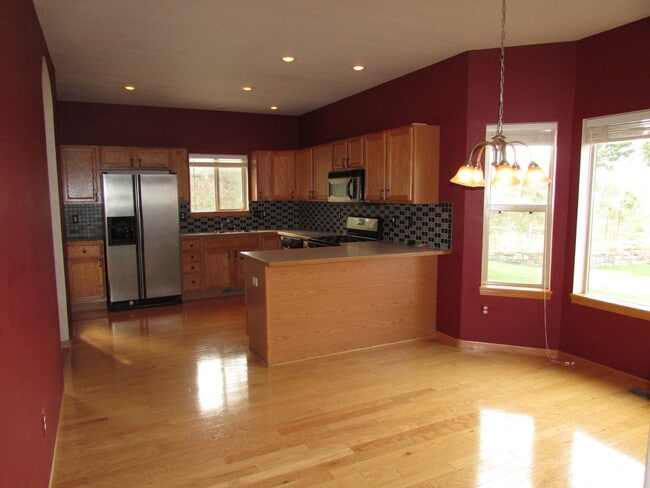 Building Photo - 3 BEDROOM | 3 BATH | DOUBLE CAR GARAGE | T...