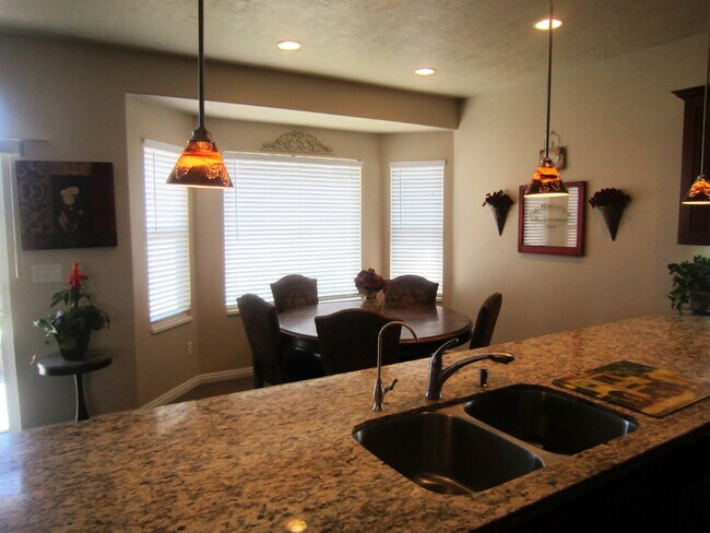 Building Photo - 948 N Fox Hollow Dr