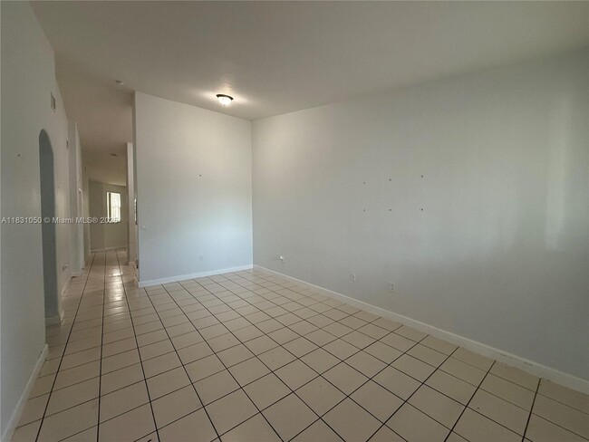 Building Photo - 2731 SE 17th Ave
