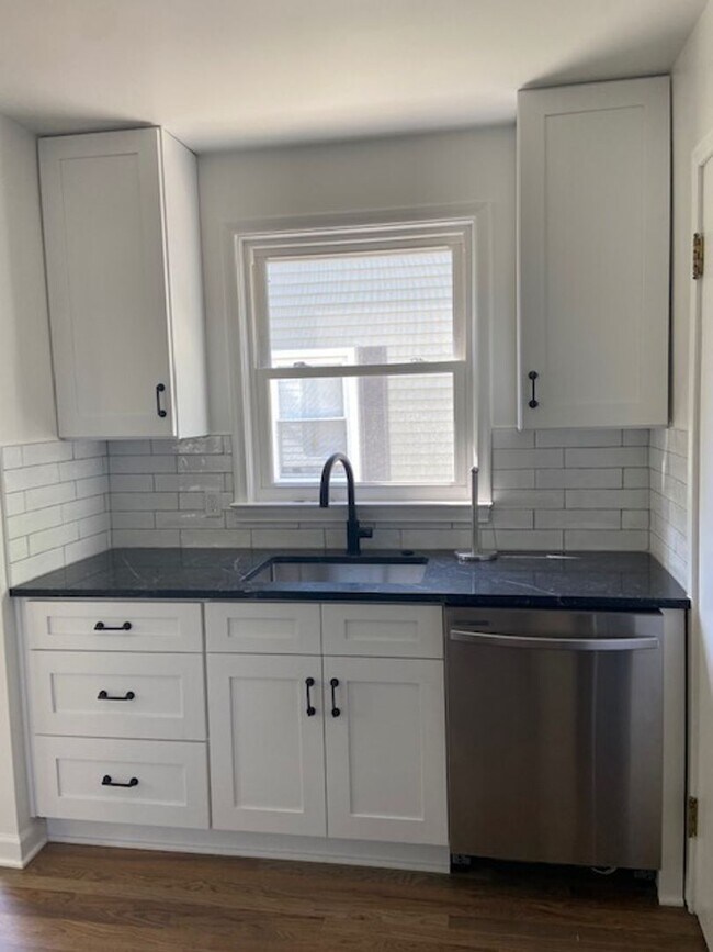 Foto del edificio - GORGEOUS 3 BED 2 BATH BUNGALOW IN ROYAL OAK ---- MINERVA