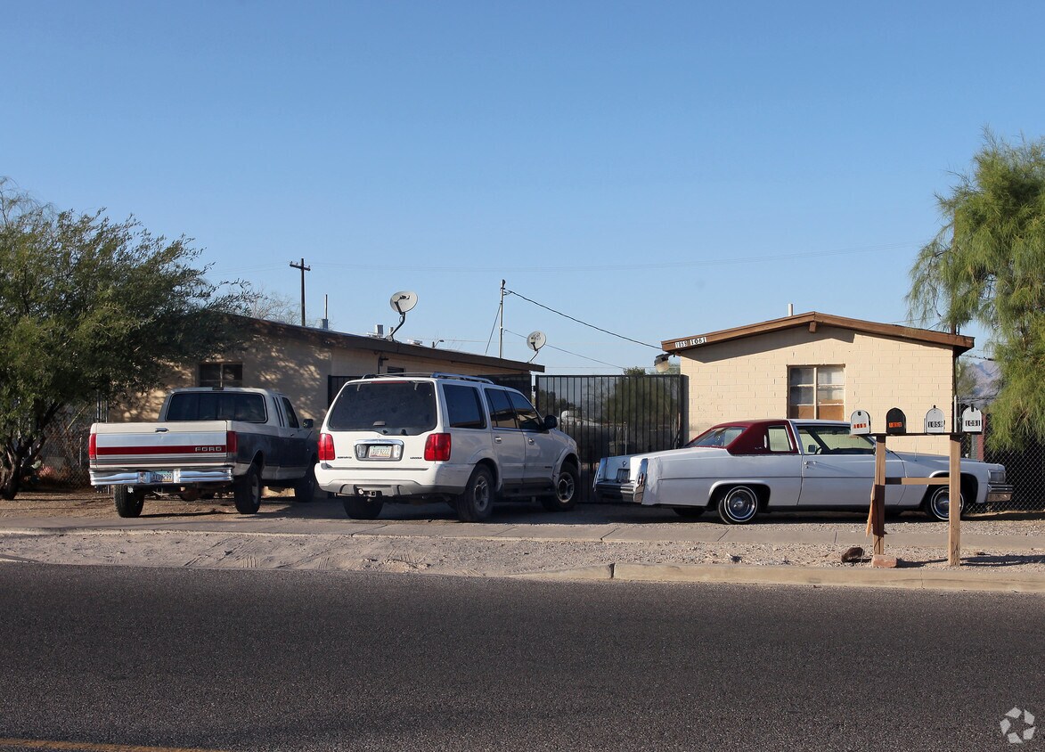 Primary Photo - 1059-1061 E Silverlake Rd