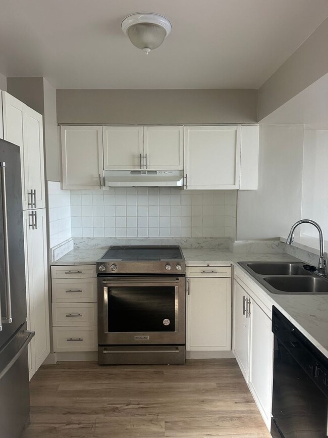 Building Photo - Partly Furnished 1 bedroom
