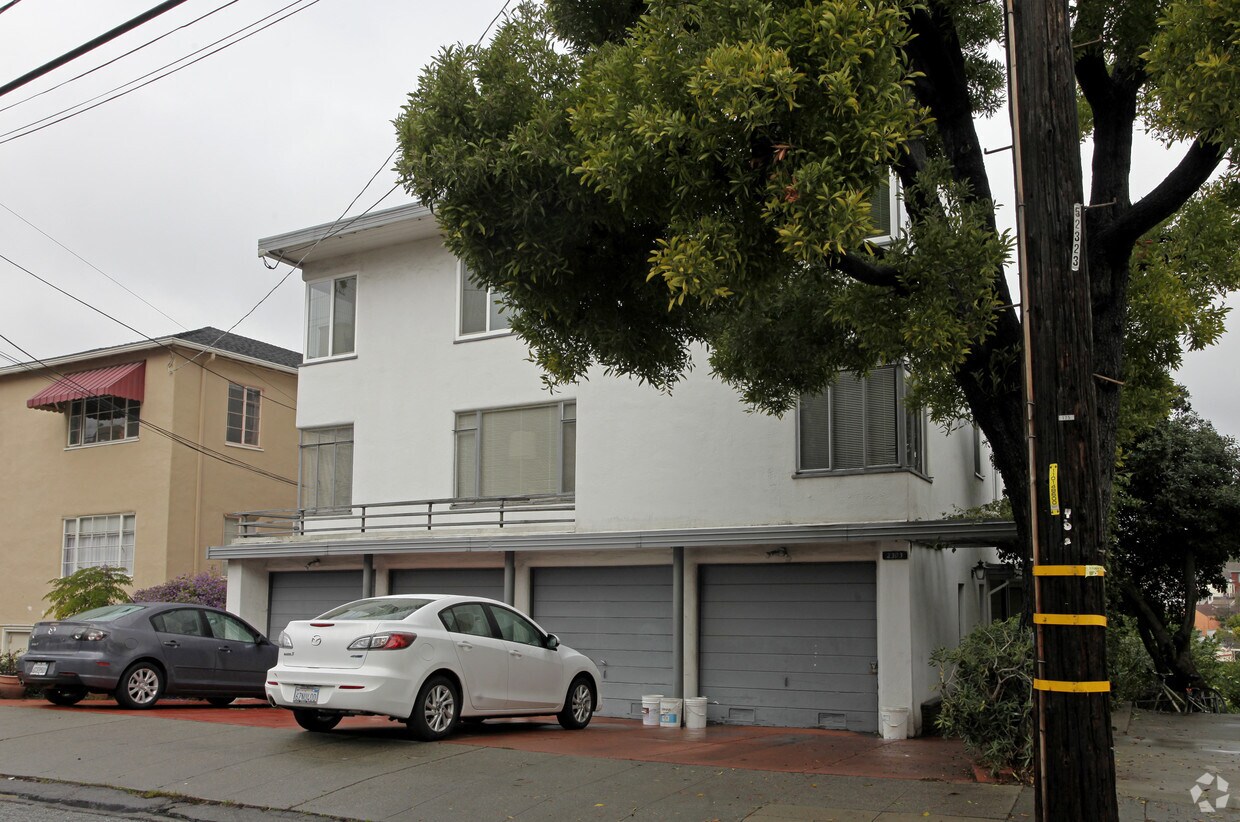 Building Photo - 2303 Ivy Dr