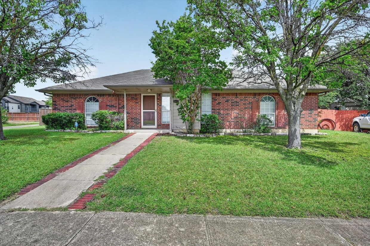 Spacious Denton Home with Dual Primary Suites & Oversized Lot! - Spacious Denton Home with Dual Primary Suites & Oversized Lot!